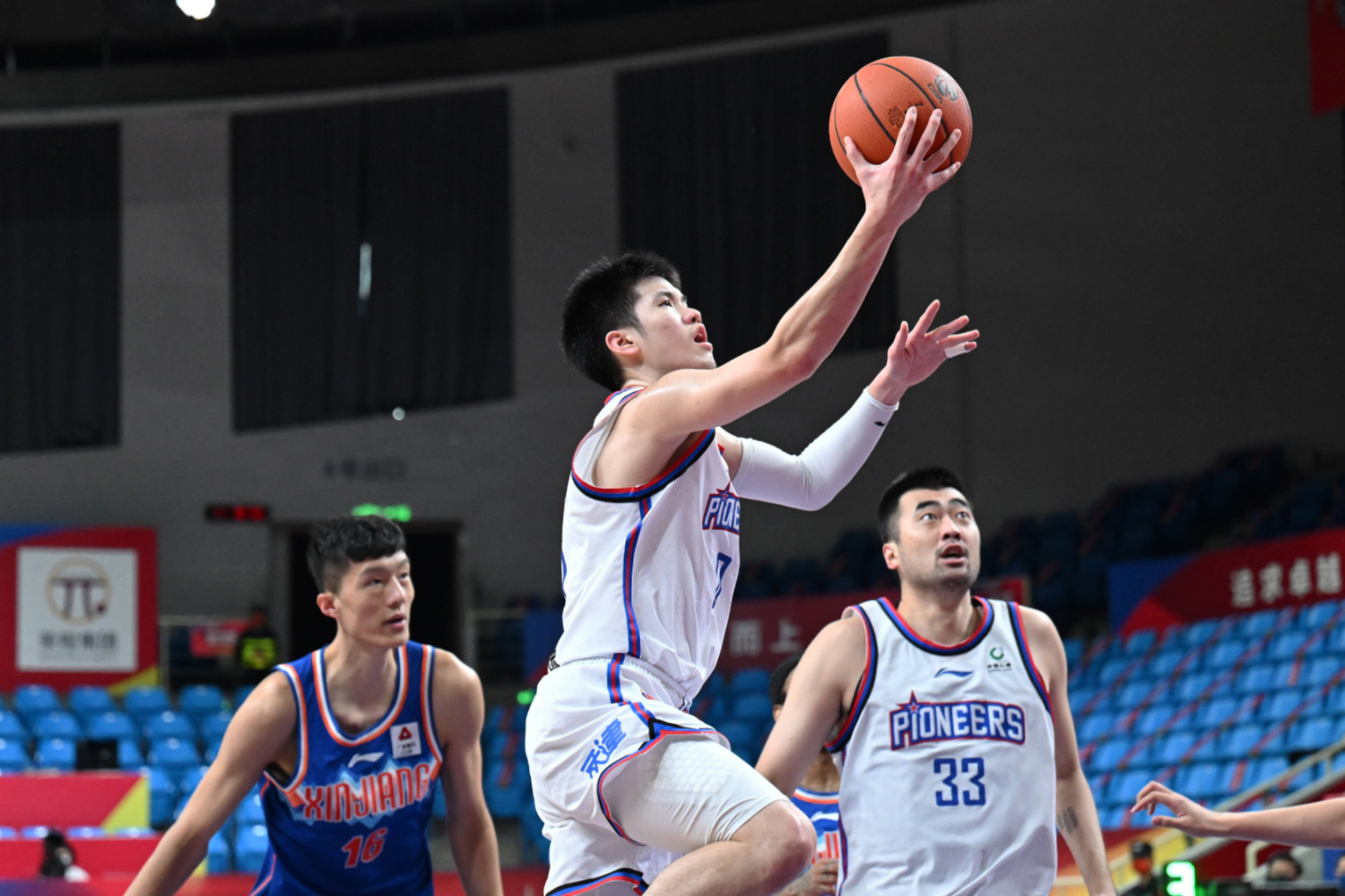 爱游戏官方-天津队绝杀广州队，詹姆斯状态火热