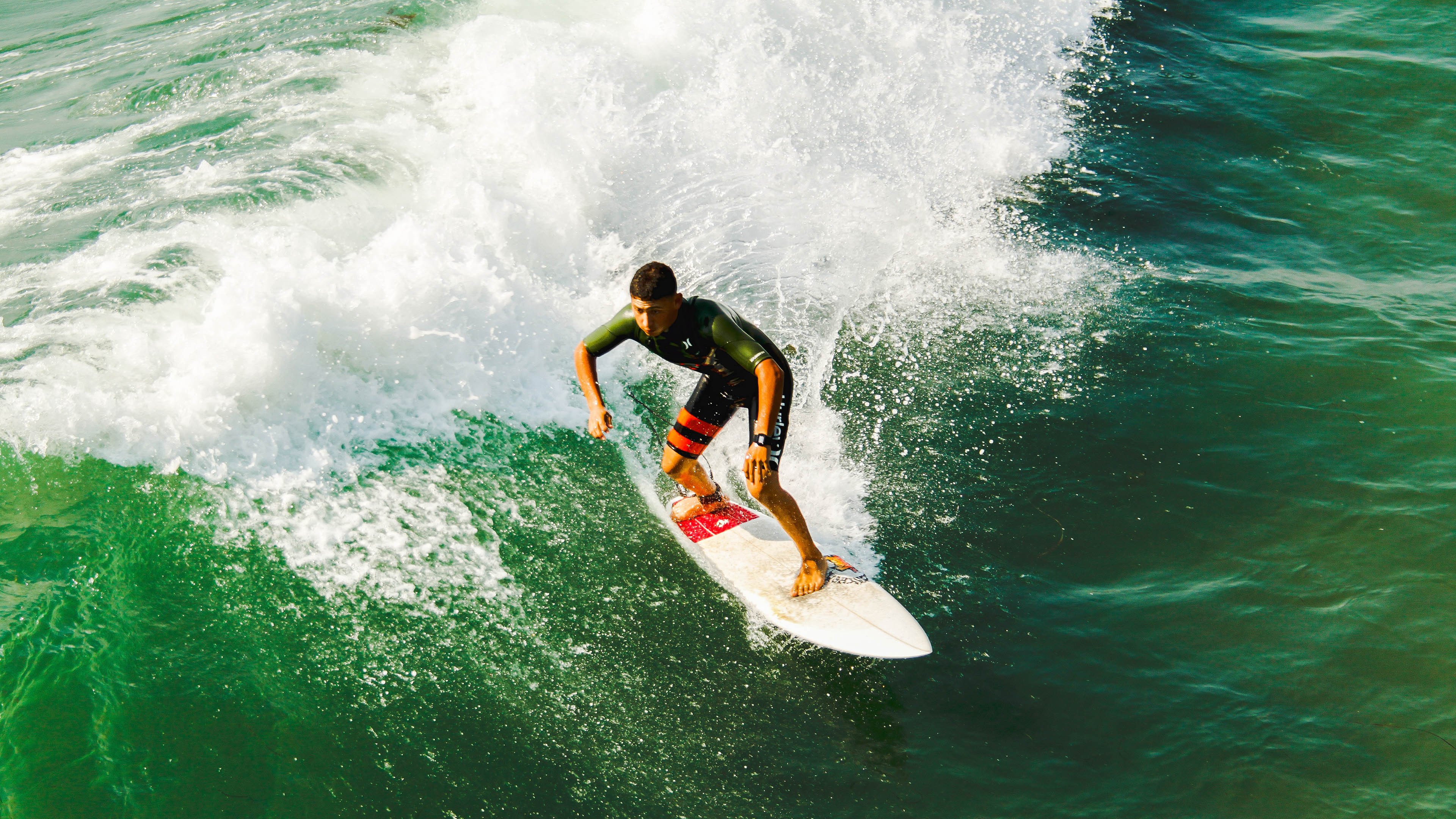爱游戏入口-曼城对阵中国,阿尔瓦雷斯用足球语言,讲述一个关于家的寓言